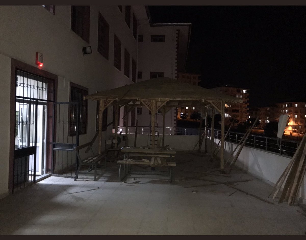 Gazikent Anadolu Lisesi idarecileri kendi emekleriyle başka bir okulun kışın yıkılan kamelya tahtalarından balkona yeni kamelya yapmışlar.👏👏👏👏