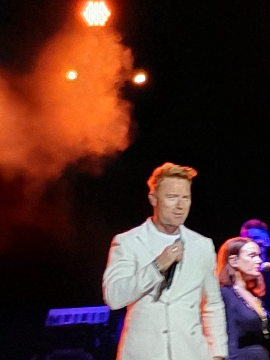 Blueeyesaddict's tweet photo. #TBThursday to seeing & hearing @ronanofficial live in #BrightonCentre on July 1st. 🎤🎵🎶 #goldenvoice #RonanKeating #whataparty Ronan was full of energy (&his band too)! 🎉 Best concert ever! 😀 Thank you, #myidol ! We hope to see you there again! https://t.co/1k9lUH73iO
