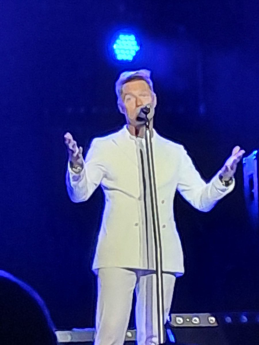 Blueeyesaddict's tweet photo. #TBThursday to seeing & hearing @ronanofficial live in #BrightonCentre on July 1st. 🎤🎵🎶 #goldenvoice #RonanKeating #whataparty Ronan was full of energy (&his band too)! 🎉 Best concert ever! 😀 Thank you, #myidol ! We hope to see you there again! https://t.co/1k9lUH73iO