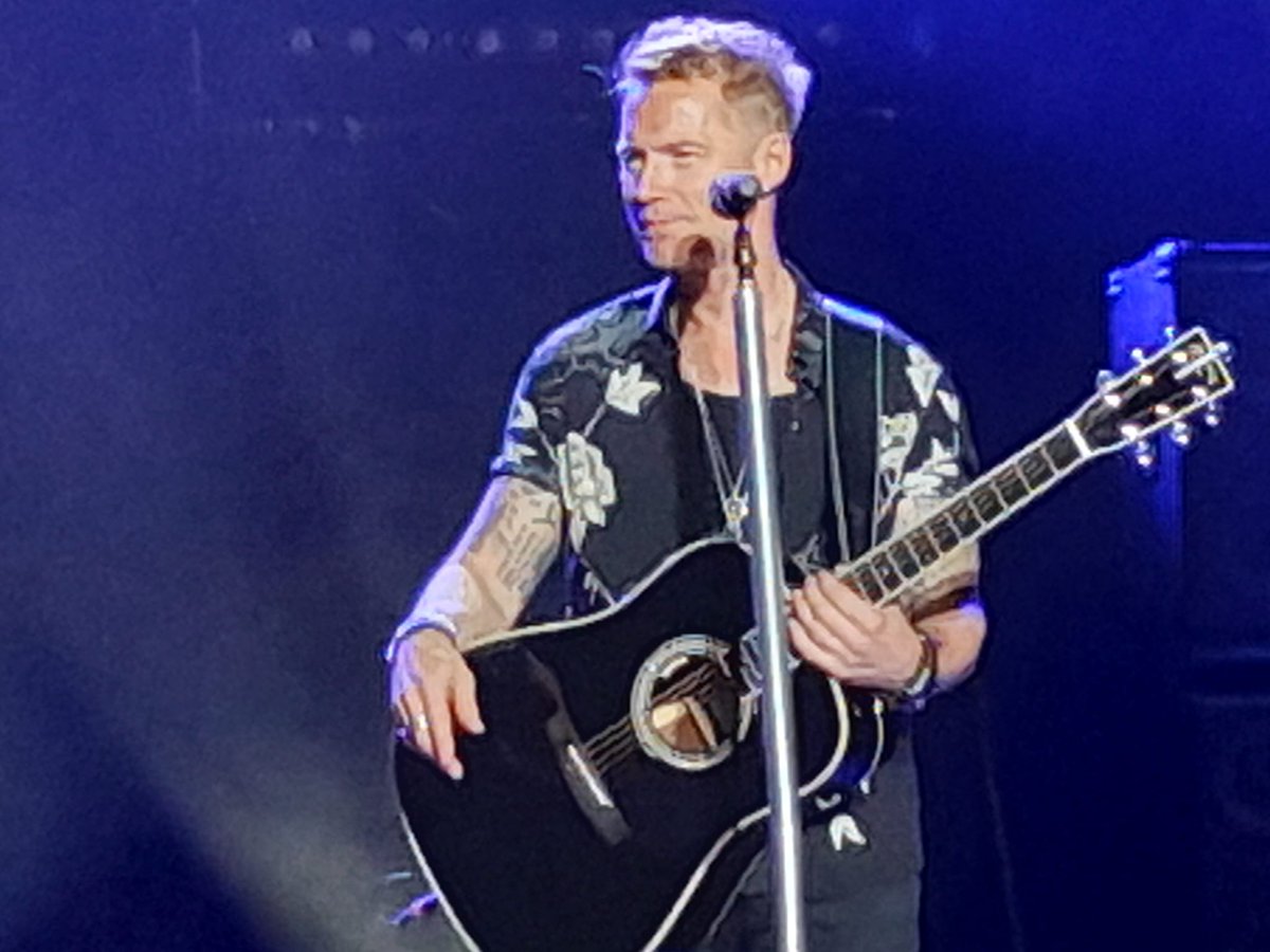 Blueeyesaddict's tweet photo. #TBThursday to seeing & hearing @ronanofficial live in #BrightonCentre on July 1st. 🎤🎵🎶 #goldenvoice #RonanKeating #whataparty Ronan was full of energy (&his band too)! 🎉 Best concert ever! 😀 Thank you, #myidol ! We hope to see you there again! https://t.co/1k9lUH73iO