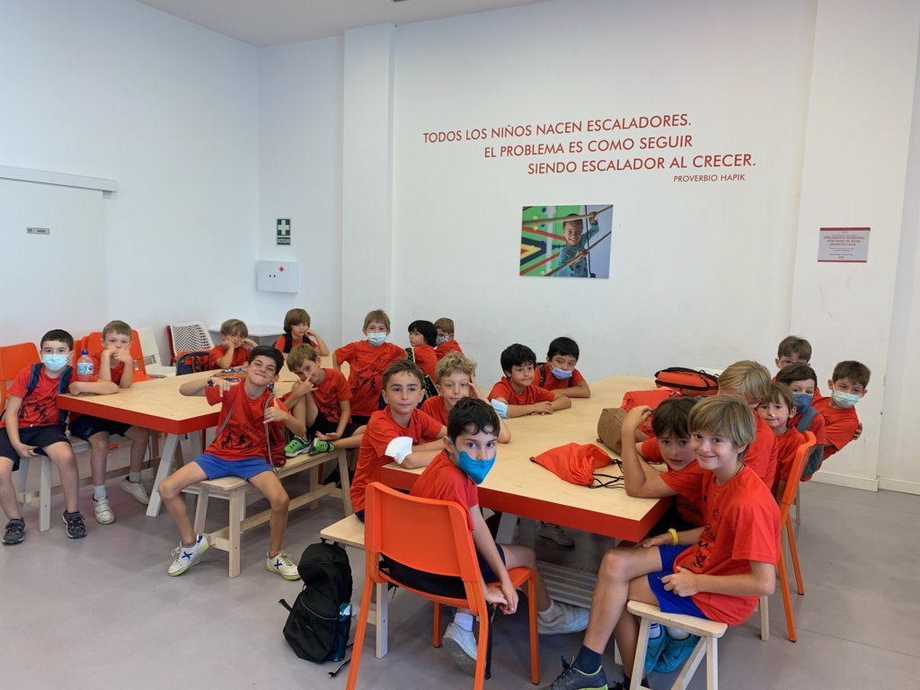 agustinosvlc1's tweet image. Finaliza con mucho éxito el campus deportivo del verano, en el que participaron 100 niños. Fueron tres semanas de actividades deportivas y culturales, que incluyeron la visita a Mestalla, al #FunJump y a #Hapik. ¡El año que viene más! Gracias a todos por vuestra participación.