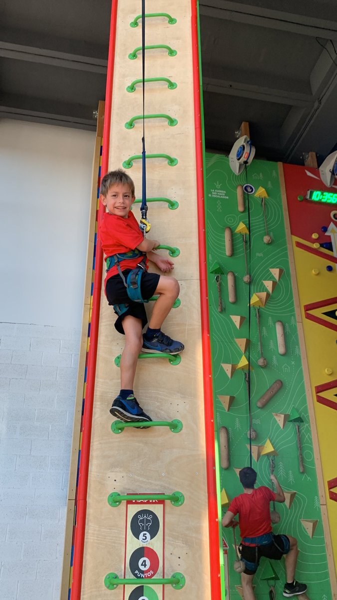 agustinosvlc1's tweet image. Finaliza con mucho éxito el campus deportivo del verano, en el que participaron 100 niños. Fueron tres semanas de actividades deportivas y culturales, que incluyeron la visita a Mestalla, al #FunJump y a #Hapik. ¡El año que viene más! Gracias a todos por vuestra participación.