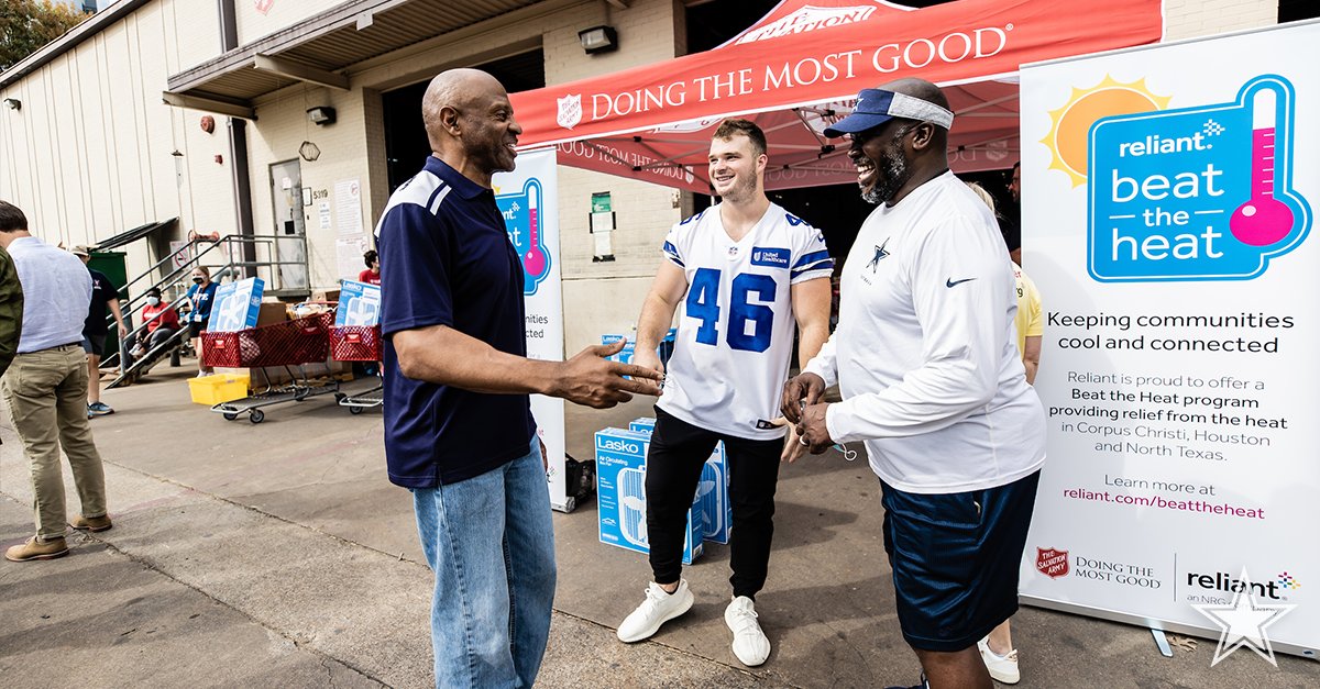 An all-around team effort. 🙌 To support North Texans in need, the #DallasCowboys joined @SalArmyNTX & @reliantenergy to distribute fans, water bottles, & more at Carr P. Collins Social Service Center through its drive-thru food pantry. #heatrelief