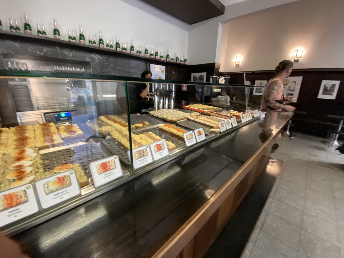 OloStrzyz's tweet photo. Pochodzący z Krakowa, Franciszek Trześniewski założył w Wiedniu bar kanapkowy w 1902 istniejący do dziś. @krakow_pl #3dpress #3dtrip @media_3dpress #Krakow https://t.co/zpmBto2krM