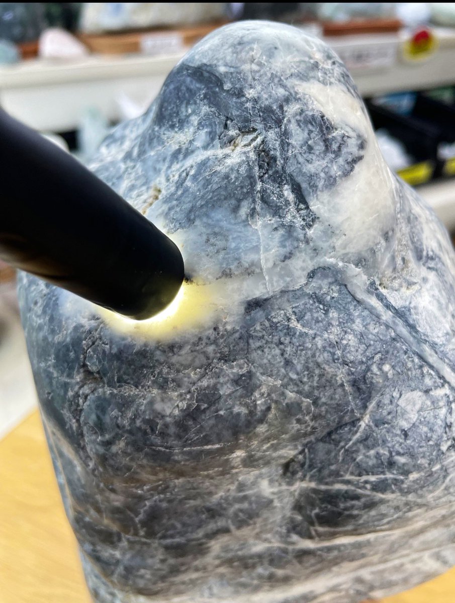 今日のヒスイは、 金山系「黒翡翠と緑(翠)翡翠」です😁 金山系特有の黒