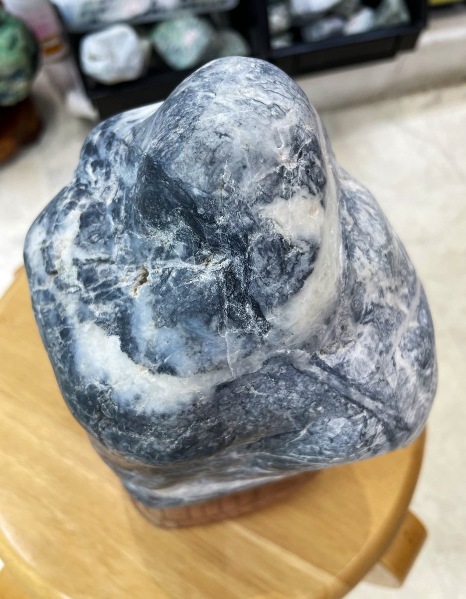 今日のヒスイは、 金山系「黒翡翠と緑(翠)翡翠」です😁 金山系特有の黒