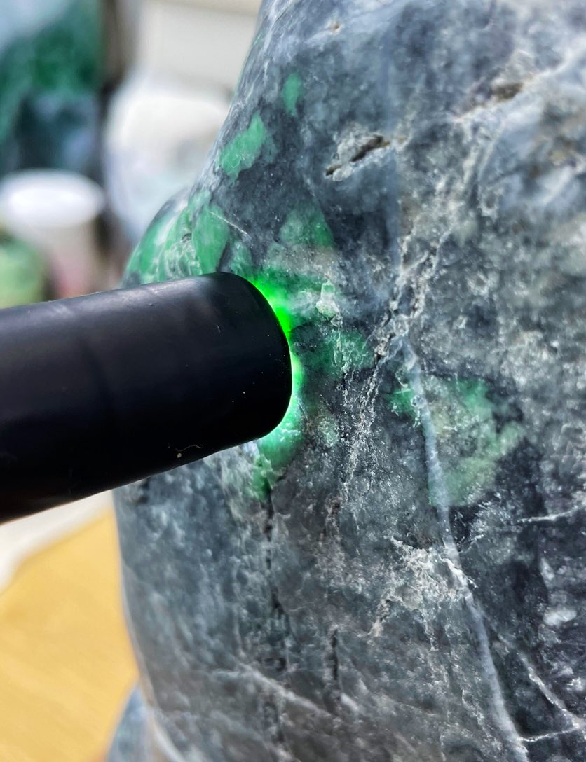 今日のヒスイは、 金山系「黒翡翠と緑(翠)翡翠」です😁 金山系特有の黒