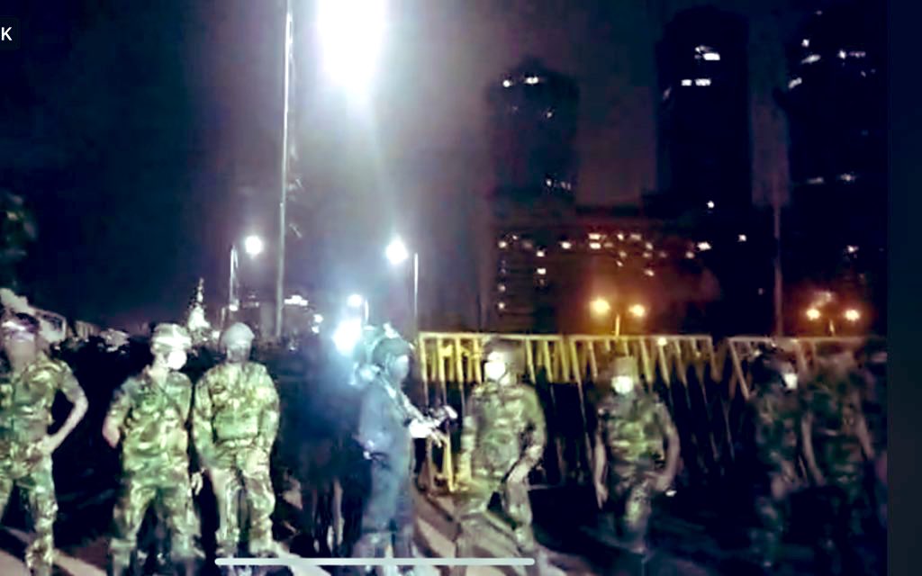 tamil_butterfly's tweet photo. Breaking News: Tense situation at Galle Face near Presidential Secretariat as Police and troops move in and remove protesters from the area
#BRAKINGNEWS #Petrol #stateofemergency #SayNo2Ranil #GoHomeRania #PresidentialElections2022 #GoHome225 #GoHomeGota #aragalaya #lka https://t.co/phHWBuAQJj