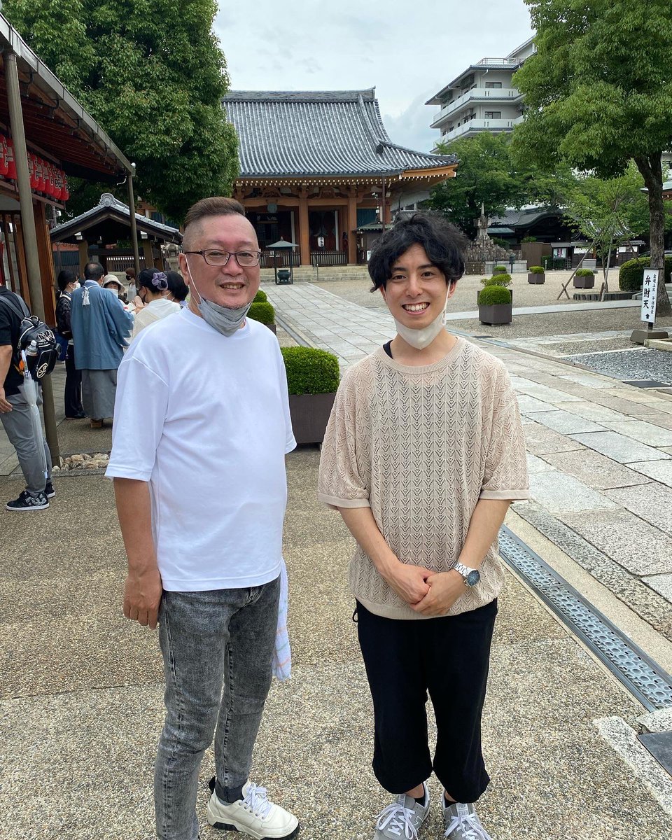 ryousei1113's tweet photo. 先日の新選組隊士慰霊祭でご一緒させて頂いた『燃えよ剣』の漫画版の奏ヨシキさんとツーショット撮って頂きました。
＃燃えよ剣 ＃奏ヨシキ ＃壬生寺 ＃新選組 #御朱印帳 #沖田総司 ＃誠 https://t.co/IVjgriuFam