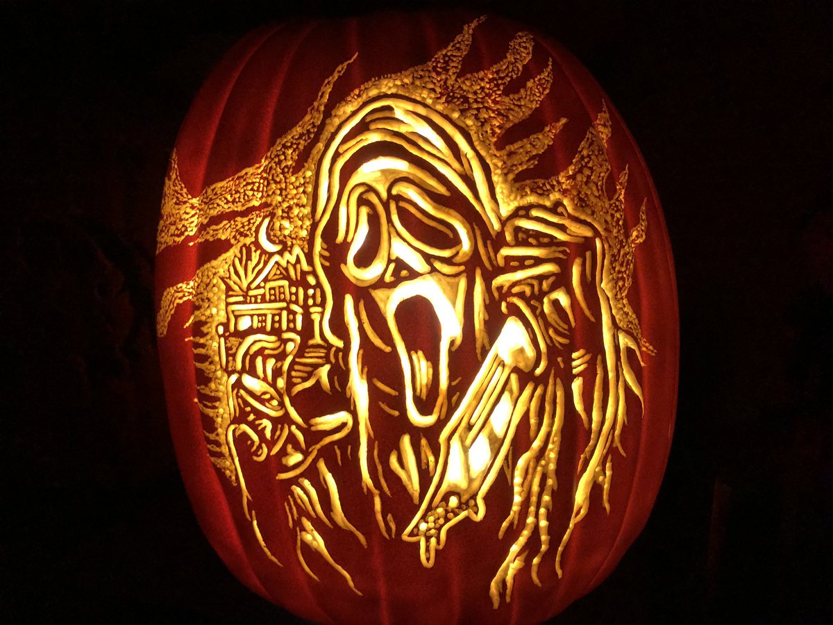 IanFetterman's tweet photo. What’s your favorite scary movie? Ghostface is ready for @monstermaniacon next month. Original art work by @slasherdesign (Justin Osbourn). #scream #ghostface #wescraven #slasherdesign #art #handcarved #pumpkincarving #pumpkin #foampumpkin #ianspumpkincarvings #frightrags https://t.co/5sF0EtEwQA
