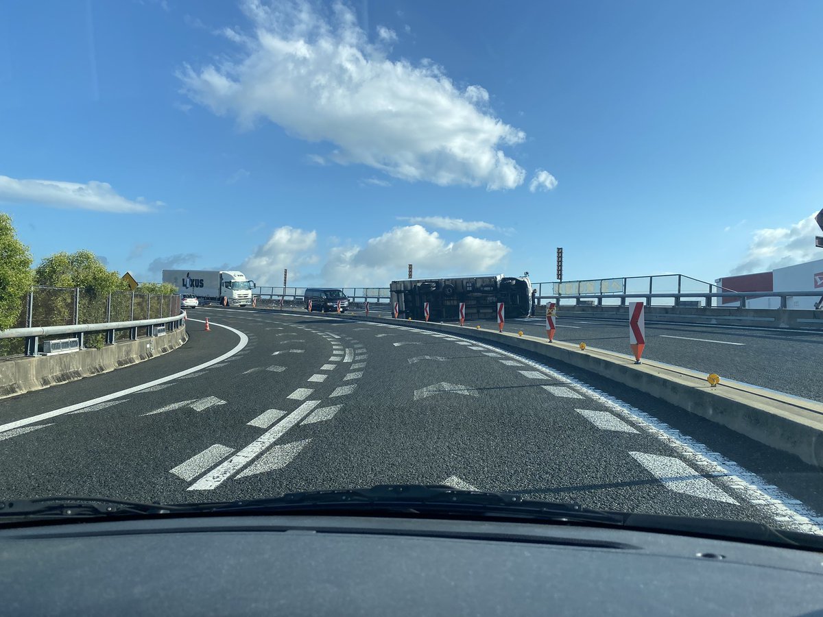 【事故渋滞】名神高速 大山崎JCT付近で事故「トラックが横転してジャンクションで道塞いでる」まとめのカテゴリ一覧まとめまとめについて関連サイト一覧