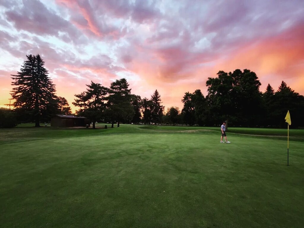 🏌️⛳ How about this glorious Fort Collins sunset over City Park Nine Golf Course? The summer days can be spent hiking, biking, SUPing, and yes, even golfing on the lush golf course found at City Park. For those searching for putt-putt, @oldtownputt an… instagr.am/p/CgSlTvkujQV/