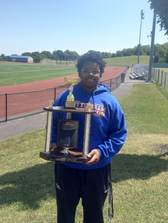 ushofsyracuse's tweet photo. RECIPIENT RECAP - At the 25th Annual Hall of Fame Induction Ceremony, Emmanuel Stephens became the first recipient of the Frank "Pop" Harlow Black Student Athlete Award. To learn more about Emmanuel's career, contact us for a tour of the Hall of Fame museum. Congrats, Emmanuel! https://t.co/mbV4YQbVZ8