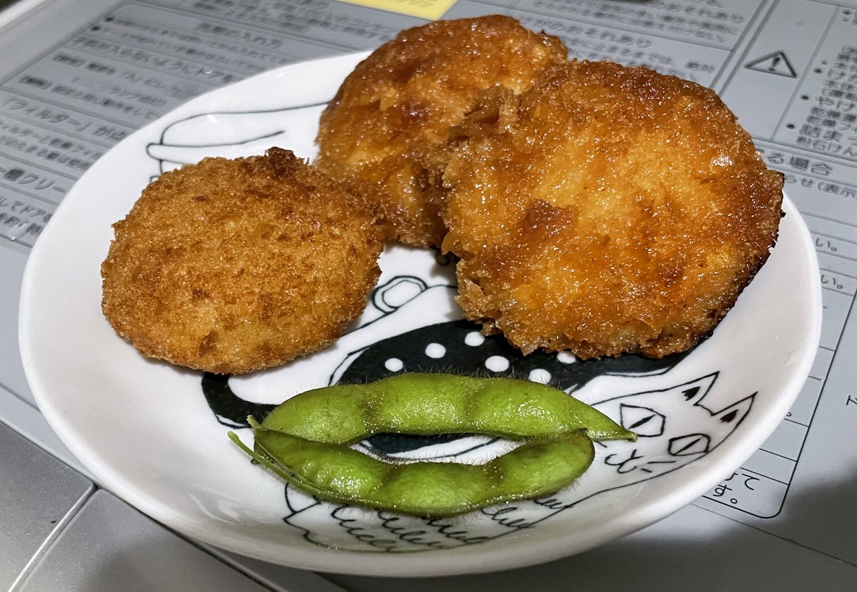 corowoodeigo's tweet photo. 夏休みが始まり3食作る生活２日目で既にヘトヘト。世の学校休暇中の親ごさん、本当に尊敬。1日目の朝食は、子どもが学校で育てた豆。沢山取れたらしいが、2個だけ持ち帰ってきたので、茹でて出した。コロナで色々制限されないことを願うのみ。
ステキな金曜日を！ https://t.co/JBN7ESa2f9