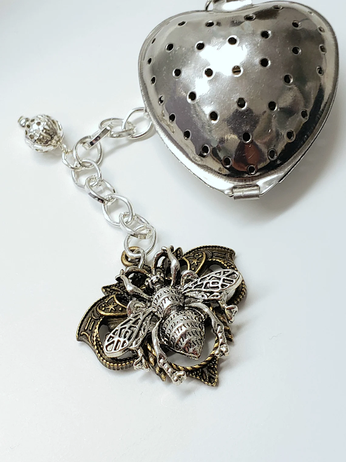 annimae9's tweet photo. Bee Tea Infuser, Loose Tea Strainer, Stainless Steel Heart Ball, Lead and Nickel Free #easylifeinspirations #beeteainfusr #looseteastrainer #stainlesssteelheartball #leadandnickelfree #uniquegifting #shopsmallonline https://t.co/L2CHX4iBJP https://t.co/Kdf6tSCvo0