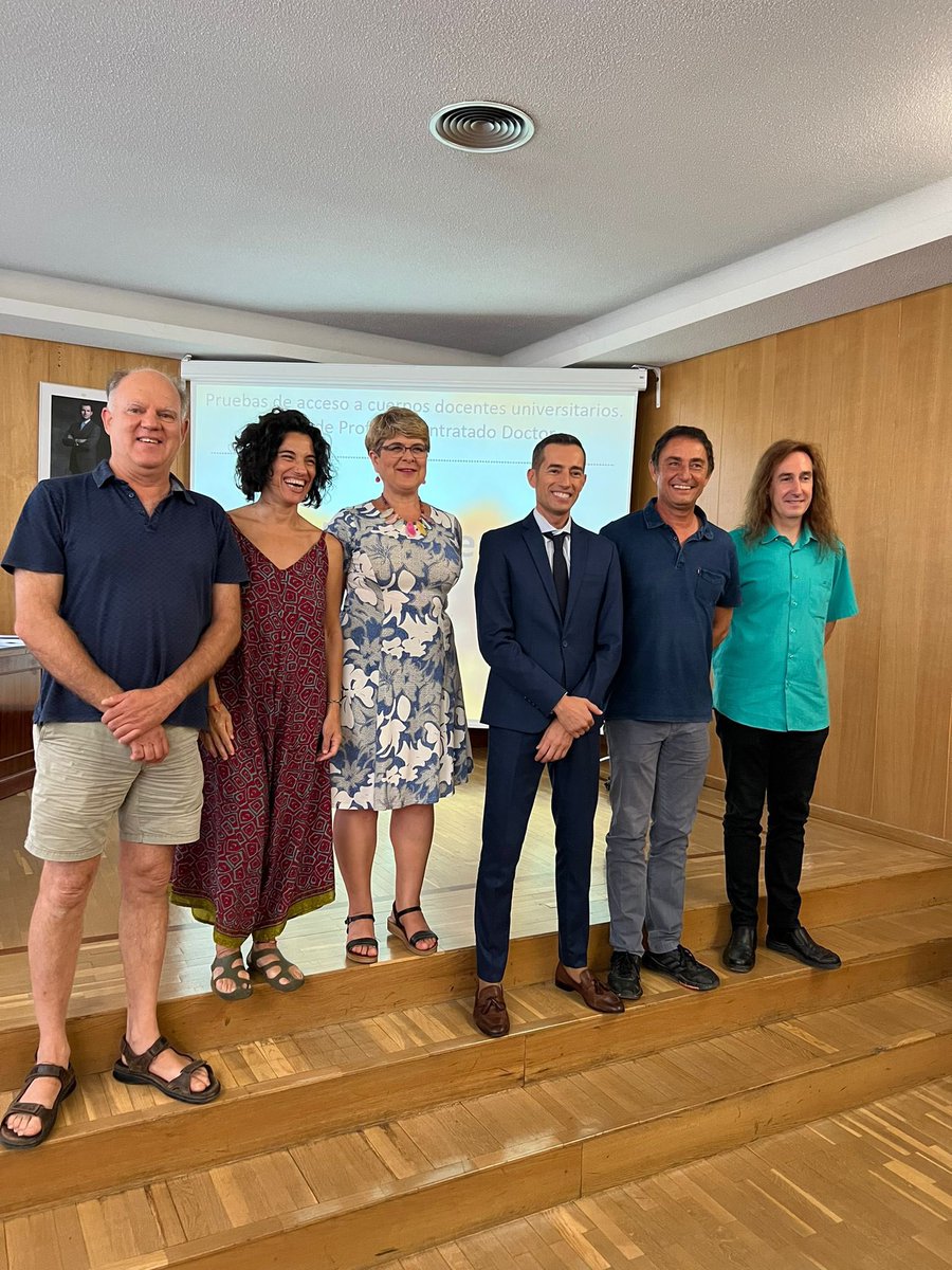 esparverblau's tweet photo. Felicitats pel nou professor @MarcosMoleon1 de la @CanalUGR Quan la recerca i la docencia d’excel·lència donen premi merescut. Publicacions punteres sobre els carnussos i la seva funció ecologica. I una assignatura impressionant sobre projectes en biologia. Molt a aprendre! https://t.co/PGpqZQ64Lq