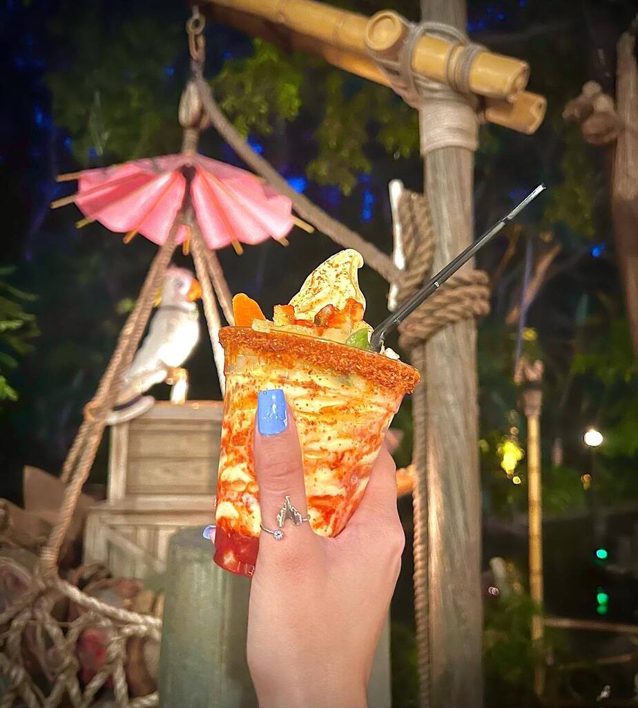 Disney_Finds's tweet photo. Day or night, any time is right for a delicious Dole Whip. This tropical one is incredible!😋 What’s your favorite flavor?!
#disney #disneyland #disneylife #disneylove #disneysweets #dolewhip #disneytreats #disneyfoodie #disneybound #disneyside #disneyaddict #disneyobsessed … https://t.co/yV3u7cie4a