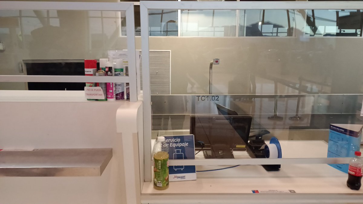 araneda_khryz's tweet photo. @VuelaJetSMART no hay gente en los counters que pueda atender  en el aeropuerto el loa, Calama https://t.co/UIGYtcermW