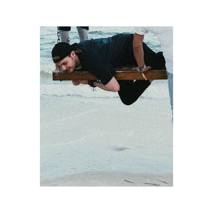 🖇️# Vía IG, 21.07.22

—Sube una foto que le tomaron sus hermanos esa mañana cuando había ido a la playa con <a href="/SamaelLetx/">Samael Leto</a> <a href="/VatoLocoALV/">Jonas</a> <a href="/twinJillie1/">Joseph</a> y <a href="/JeanLetx/">Jean Leto</a> quienes no desaprovechan la oportunidad para hacerle bromas bobas, típicas entre ellos.—