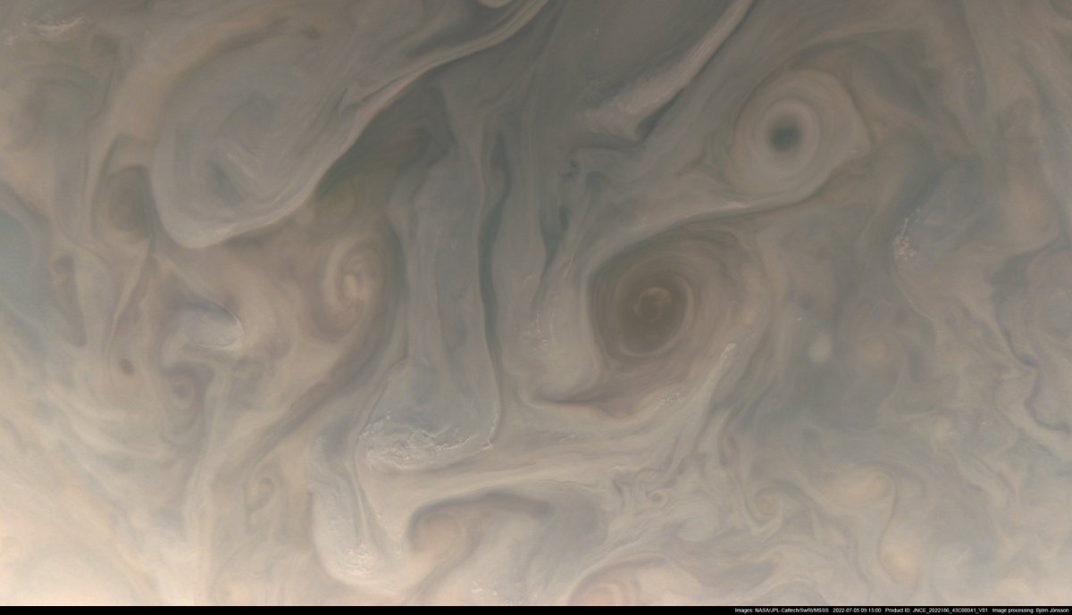 bjorn_jons's tweet photo. Image PJ43_41 obtained by @NASAJuno on July 5, 2022. Approx true color/contrast and greatly exaggerated versions where contrast has been increased, color saturation increased and small scale details sharpened. Also special processing to reduce noise and compression artifacts. https://t.co/RzWqsJUCQH