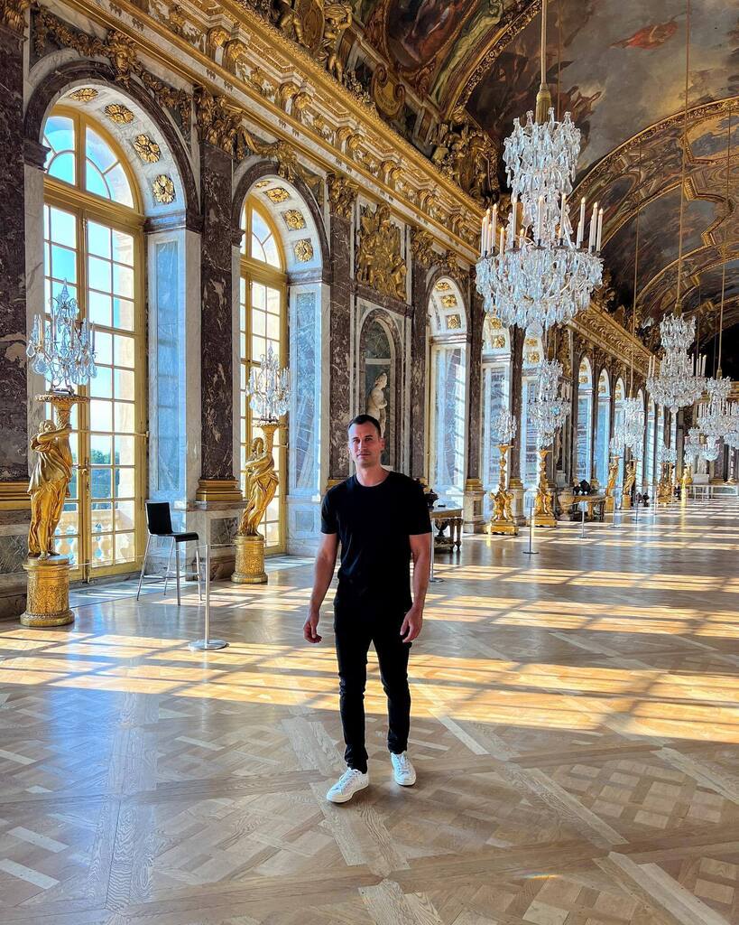I own 51% of this palace. Alone at Versailles🤴🏻🖤🖤 —————————————————————⁣ #france #paris #chateaudeversailles #versaillespalace #palaceofversailles #louisxiv #marieantoinette #igersversailles #versaillesgardens #chateau #versaillesfore… instagr.am/p/CgSoWUXjY6n/