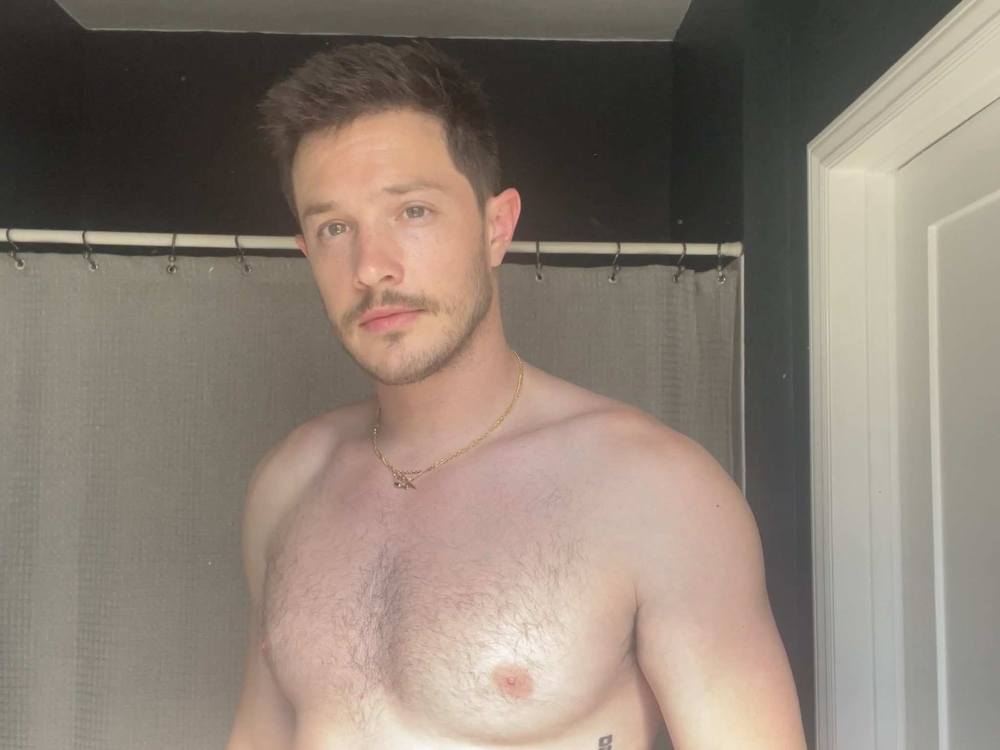 Dominick Whelton on Twitter: "Retweet if you like titties 😊 https://t