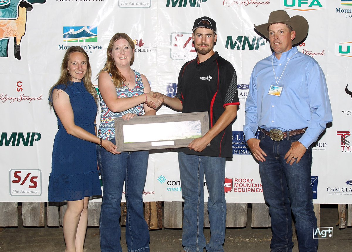 Congratulations to Leighton Dyck winner of the Bee Zee Acres Sportsmanship Award at the CJLA national show. This award is voted on by all exhibitors as a junior who exhibits great teamwork skills is friendly and kind to other competitors, and an ambassador of the Limousin breed