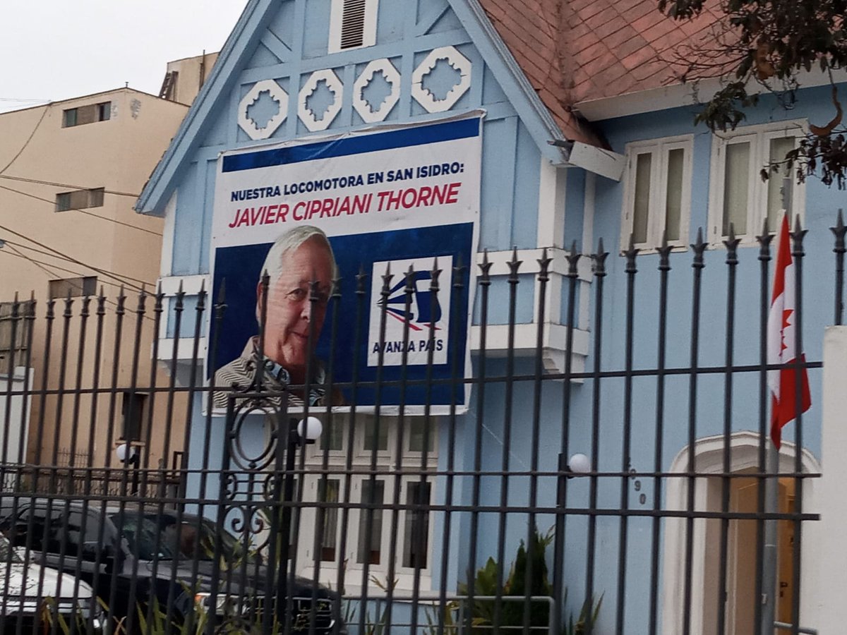 Lauletras's tweet photo. este es el candidato de Avanza País a la alcaldía de San Isidro. Su nombre es Javier y sus apellidos son Cipriani Thorne. Sí, es el hermano de Palpatine, el exarzobispo de Lima. https://t.co/0O7UdkTw4g