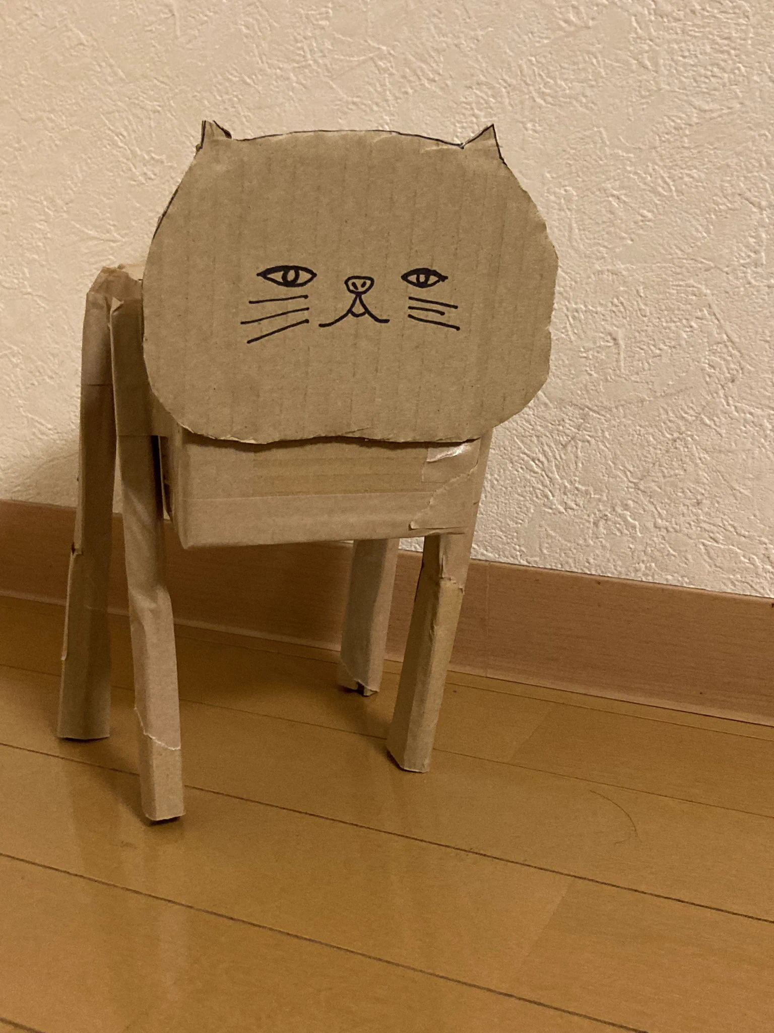 猫を飼いたくて作りました。部屋の隅で佇む段ボールネコw