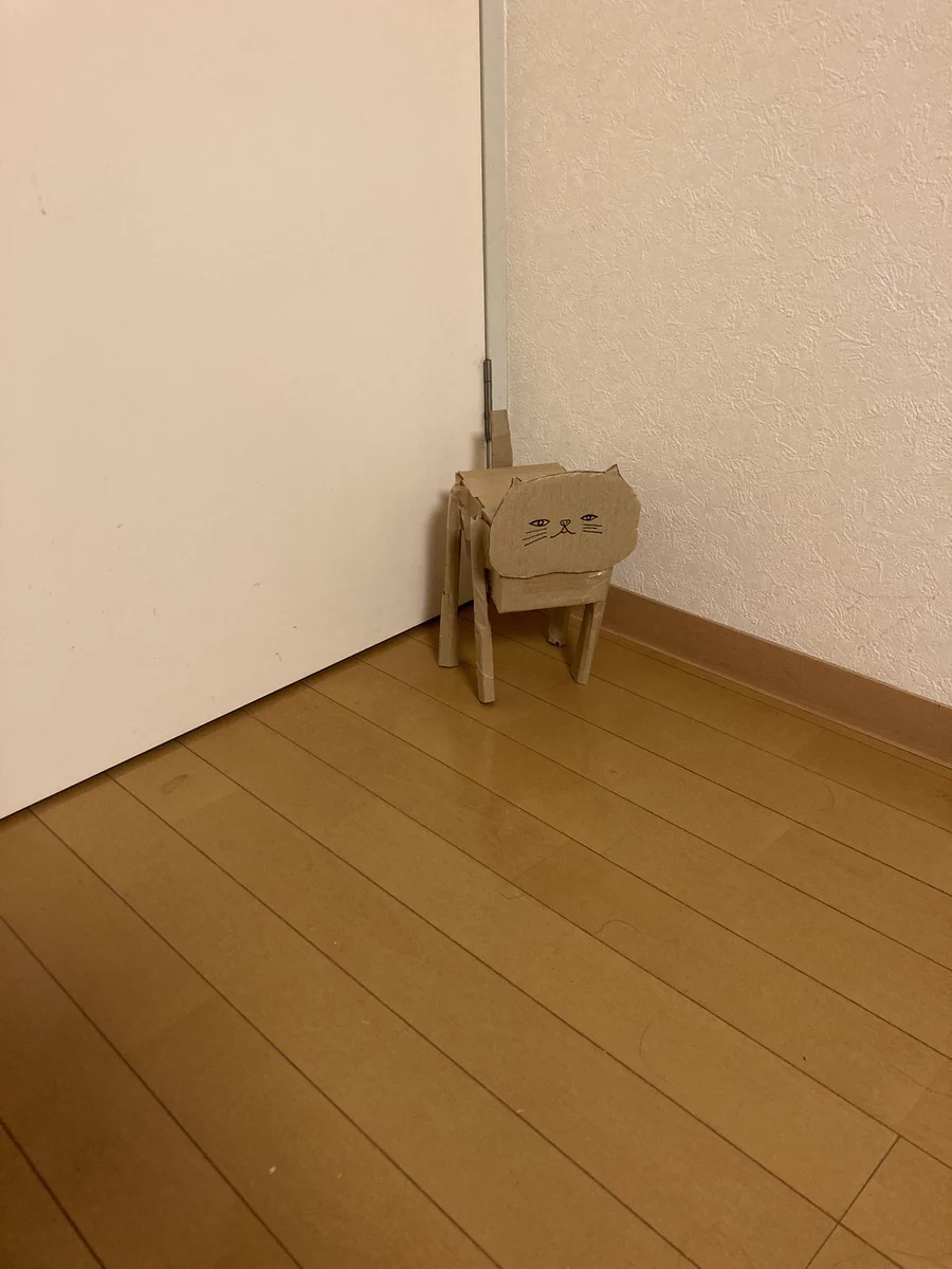 猫を飼いたくて作りました。部屋の隅で佇む段ボールネコw