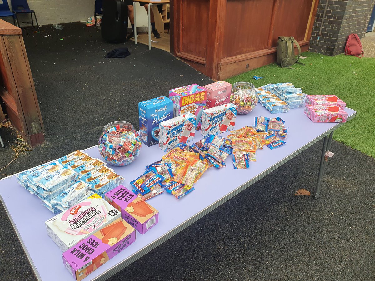 When your Friends bring the good stuff! Wishing all of <a href="/keyworthprimary/">Keyworth Primary School</a> Yr6s lots of luck moving on to secondary school. We hope you enjoyed your evening. 

#buildingtheschoolcommunity