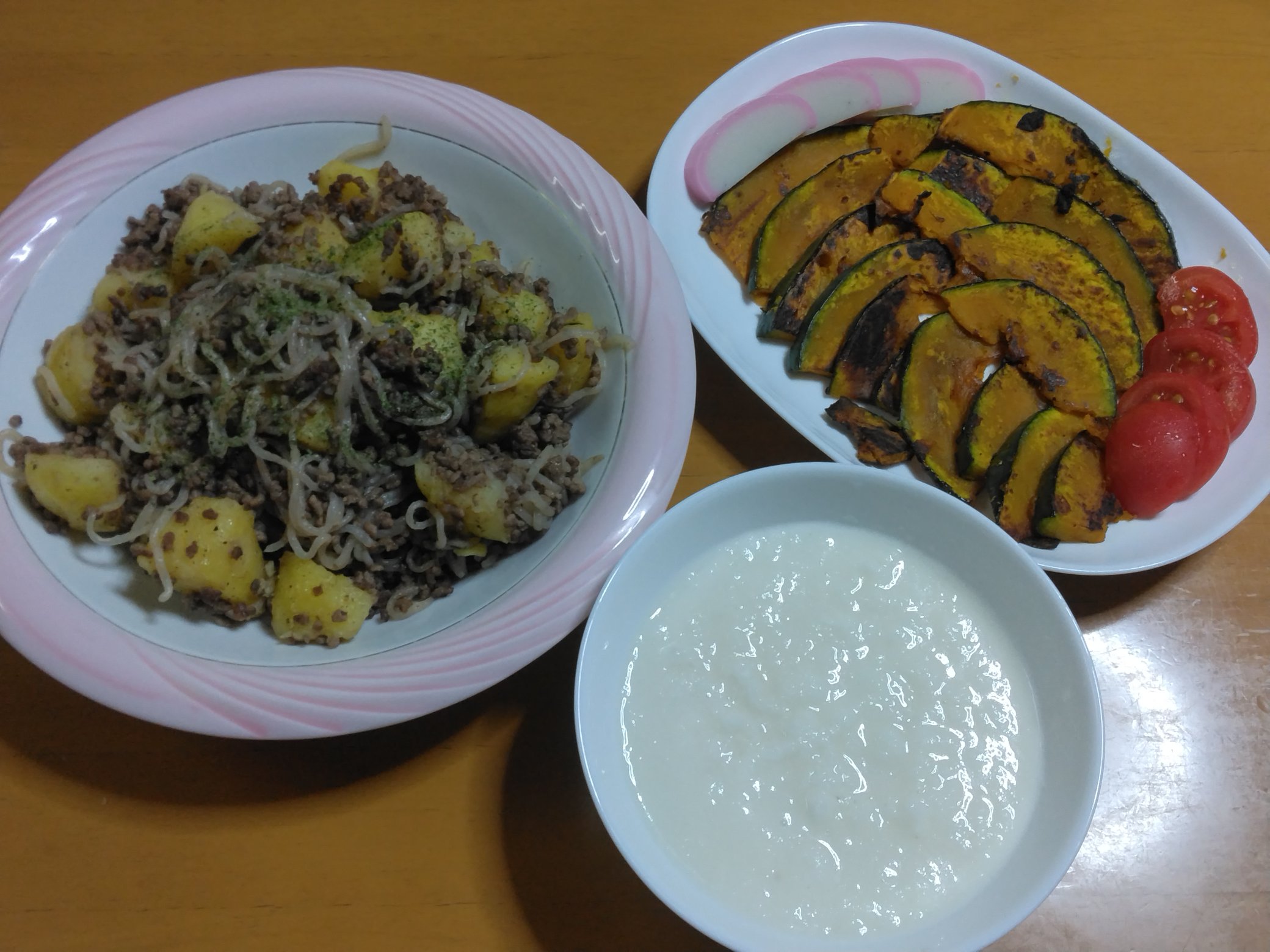 オムライス お家ご飯 昨日はツイート出来なかったけど 今日はできるかな じゃがいも としらたきとひき肉の肉じゃが風炒め あとかぼちゃのオリーブオイル焼ととろろ芋 かぼちゃって焼くと甘くて美味しい ですよね T Co 86oogevesx Twitter