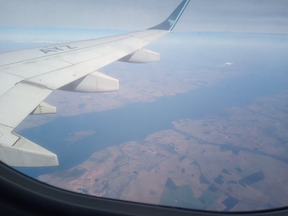 bob_wolverine's tweet photo. Voando pela @azulinhasaereas de Bonito-MS pra Campinas aconteceu algo bem bacana que só soube quando cheguei em Viracopos! Em barcano no pequeno aeroporto de Bonito minha mãe, minha irmã e sobrinha ficaram na grade me dando tchau de longe. Eu entrei e sentei. Continua... https://t.co/pEtzWTQMVX