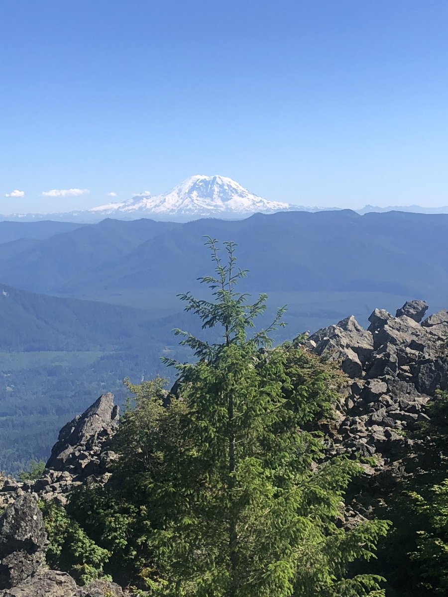 charley_shaw's tweet photo. View of Mount Rainier yesterday after going up 3,300 ft on #MtSi. 🌲⛰🥾 https://t.co/sWjbqTYQpf