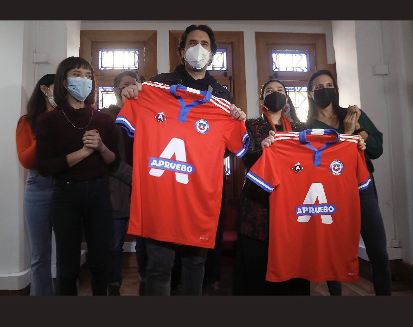 rgaggero's tweet photo. Día terrible para el Apruebo. Se tratan de adueñar de Chayanne y La Roja y salen trasquilados https://t.co/EsnmRERwYy
