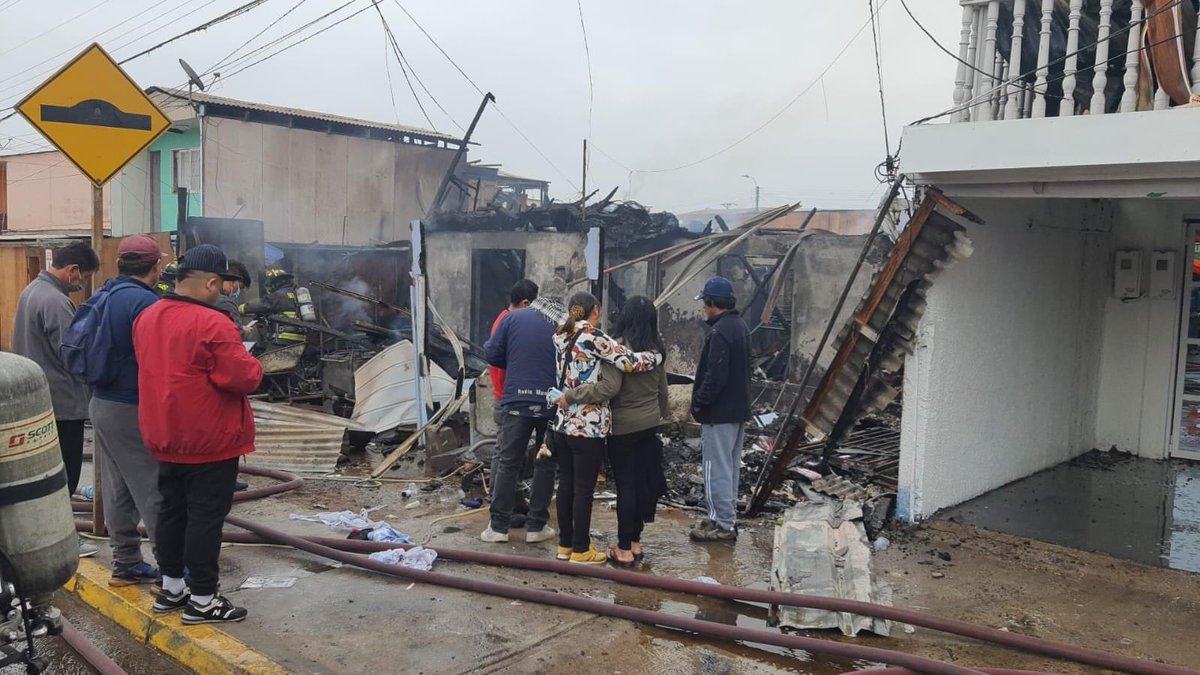 DanielFloresTr's tweet photo. Hoy un incendio acabó con toda mi casa dejándome en la calle junto a mi esposa y mis hijos, les ruego una ayuda voluntaria y sino, un RT vale muchísimo tambien!

Dios me ha enviado una prueba que aún no logro entender. 

Infinitas gracias 
Dios me los bendiga. https://t.co/87nWK9HZWt