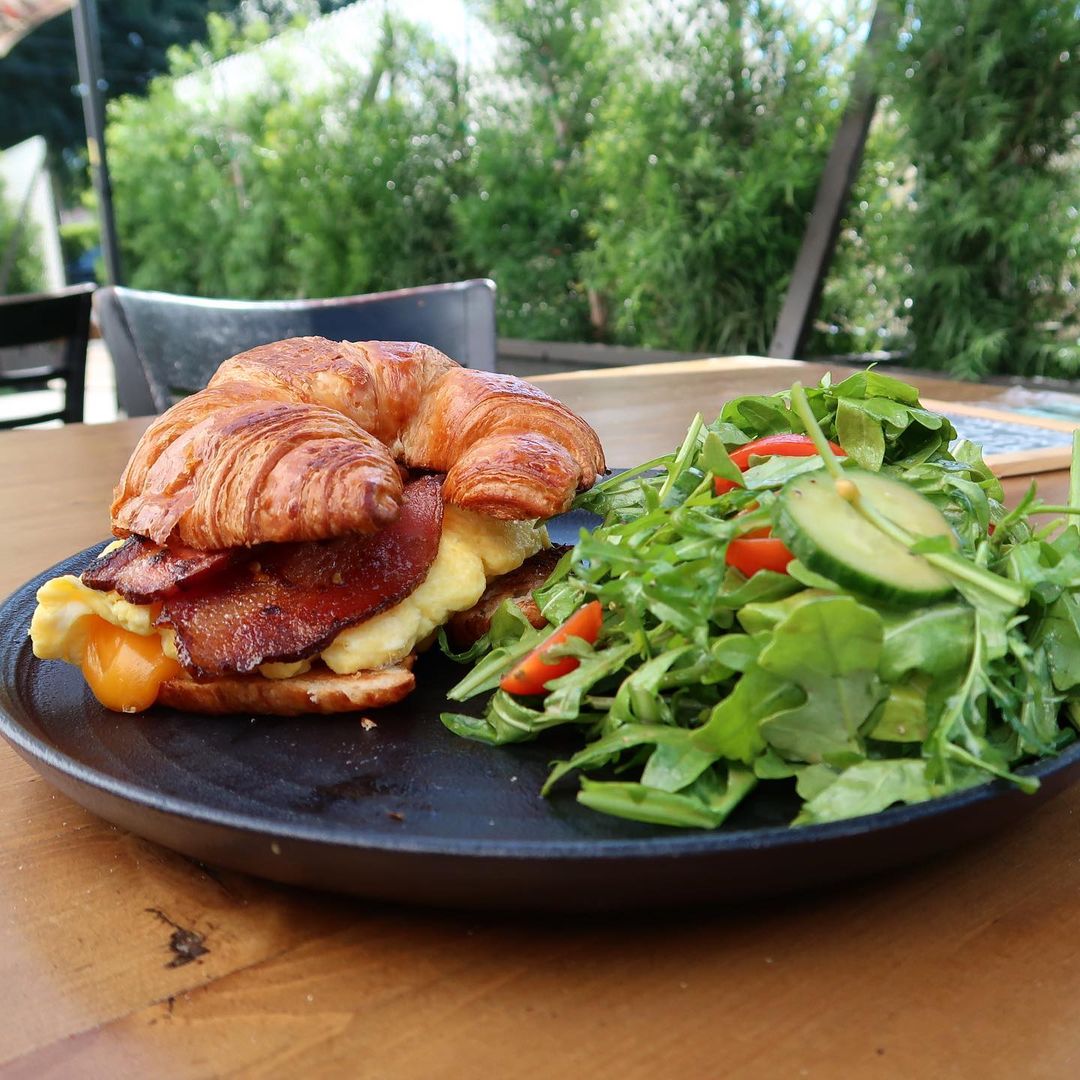 ChaseKnollsApts's tweet image. Breakfast for champions is found right around the corner from your next Sherman Oaks home at The Local Peasant!
.
.
.
📷: @thelocalpeasant
#localpeasant #shermanoakseats #ChaseKnolls #ShermanOaksCA #ShermanOaksApartments #CALiving #WatertonWay #FindTheGoodLeaveItBetter...