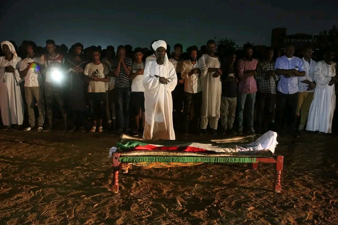 atafmohamed3's tweet photo. صلاة الجنازة وتشييع الشهيد أبو بكر عبد المنعم (غيمة).. 
يا ويلكم من الله يا مجرمين يا قتلة
#السودان #sudan https://t.co/pImH355HU6