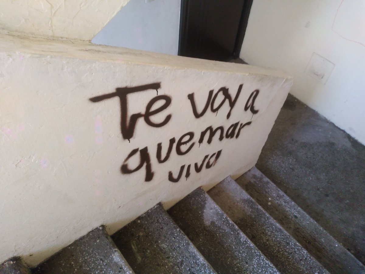 Addy_LDeC's tweet photo. Un país que se indigna por paredes rayadas pues "esas no son formas". Pero tener una amenaza de muerte en una pared, no es suficiente para denunciar. Si te molesta más la primera imagen que la segunda, entonces eres parte del problema.
#JusticiaParaLuz 
#MéxicoFeminicida https://t.co/1IrW7kg7Hu