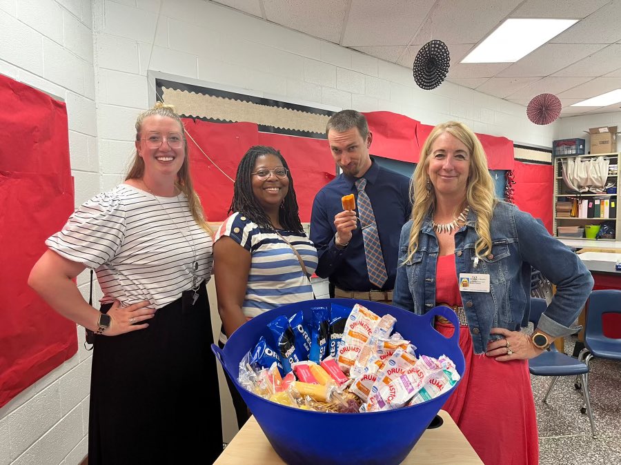 757educator's tweet photo. Sweet treat for our summer school teachers to beat the heat.@j3baxter @Landstownms https://t.co/mV5FUlUo3Y