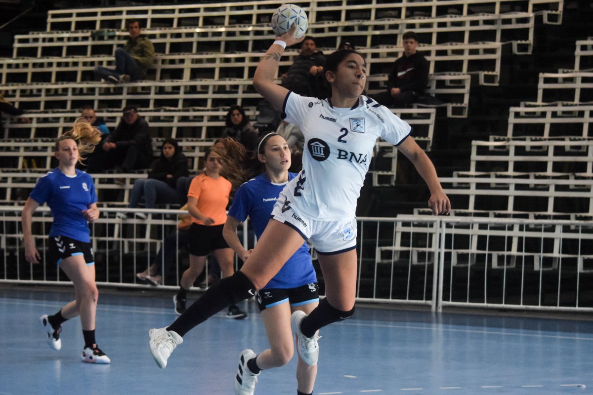 CAHandball's tweet photo. El Seleccionado Juvenil 🇦🇷 dirigido por @martinduhau realizó un partido amistoso contra La Garra 🇦🇷 en el cierre de su preparación para el Mundial de Macedonia del Norte 🇲🇰 que se disputará del 30 de julio al 11 de agosto.

📸 CAH / Gonzalo Pacheco https://t.co/AK6NrOqr9R