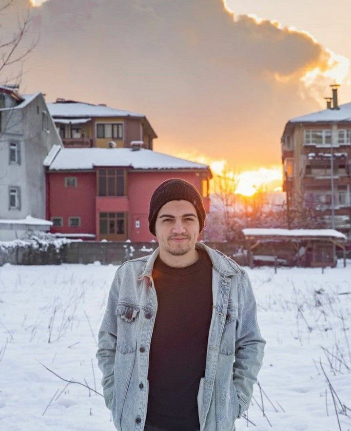 annesinin; gec bak hele ay ne guzel arka plan kurban oldugum rabbim cekeyim bi yere atmicam gec!!! diyerek zorla fotografini cektigi o cocuk Akif. <a href="/akifallkan/">Akif Alkan</a>