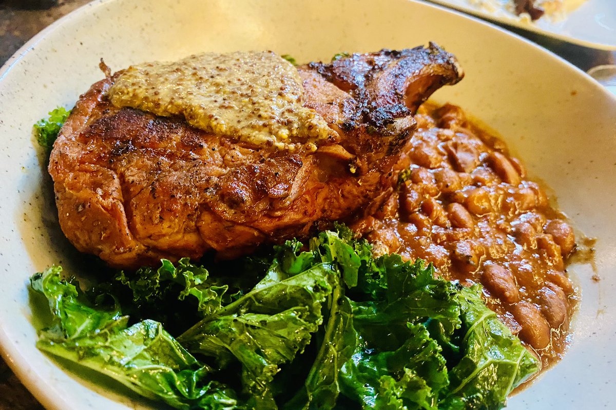 TheFoodie8's tweet photo. #DoubleCutPorkChop
#KidneyBeanRagout #CharredKale #WholeGrainMustard #EatPGH #TrueCooks 🐖🐖🥬🫘🔥👌👌👌 https://t.co/uaqRVRcpg7