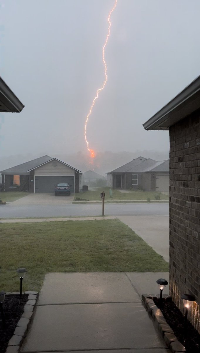 JeremyBlack13's tweet photo. More photographs from tonight’s lightning strike in Montevallo, AL. @spann @abc3340 @WVTM13 @WBRCweather https://t.co/IZRZaptaVE