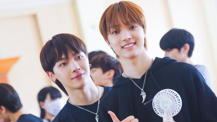 takicakes's tweet photo. sorry but u can't separate them 🤭 #andAUDITION https://t.co/37vZ5lCK87