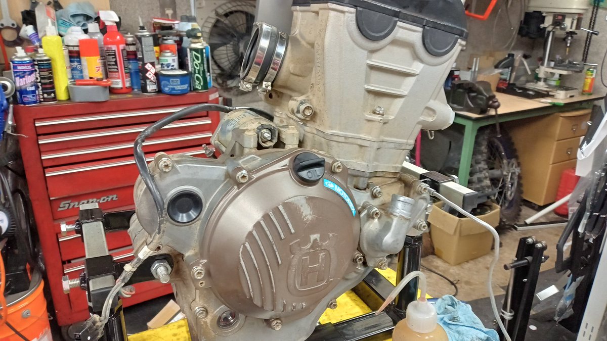 MOTO1WORKS's tweet photo. ハスク2019FE250のエンジン完成！
今回は突貫作業だったので、外観の泥汚れはよっぽど酷いものだけ落として組み上げ。
オフロードマシンの場合、持ち込む前にしっかりと洗車をお願いしゃす···
中の人からのお願いです··· https://t.co/IPGFLkq0Ts