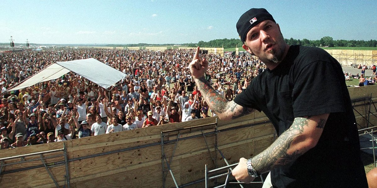 nicoprat's tweet photo. Peace, Love &amp; Rage. 

Le documentaire HBO sur Woodstock 99 est incroyable. Extrêmement complet (durant deux heures, on y parle de privilège blanc, des années MTV, du scandale Clinton), avec des archives dingues. 

Un doc sur une génération perdue, qui voulait tout, maintenant. https://t.co/hXddPcukio
