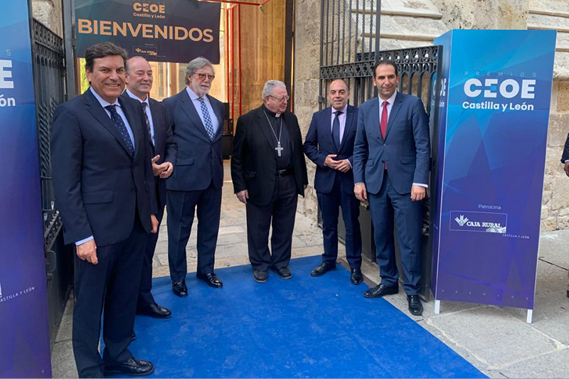 cyleconomica's tweet photo. "Los #empresarios pedimos seguridad jurídica y estabilidad regulatoria”, afirma Aparicio en los #Premios @ceoe_cyl https://t.co/awhGtc7Ap9 @cajasruralescyl #AvitransUrgente @asercomexLCI @TecoiOfficial @CampanasQuintan #Dulca #ManufacturasPolisac @nufriGroup @Michelin @LecheGaza https://t.co/ti1cz83IqX
