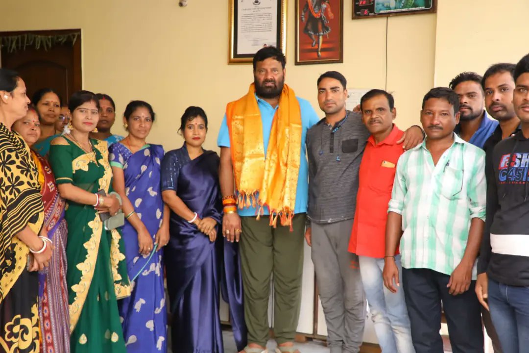 KunaSrisailam's tweet photo. నూతన రాష్ట్రపతి #DroupadiMurmu గారు ఒరిస్సా రాష్ట్రానికి చెందిన వారు కావడంతో వారి ఎన్నిక పట్ల హర్షం వ్యక్తం చేస్తూ కుత్బుల్లాపూర్ నియోజకవర్గంలో నివసిస్తున్న ఒరిస్సా మహిళలు, యువకులు ఈరోజు మాజీ ఎమ్మెల్యే కూన శ్రీశైలం గౌడ్ గారిని మర్యాద పూర్వకంగా కలిసి తమ సంతోషాన్ని వ్యక్తం చేశారు. https://t.co/EqOQC8kWnU