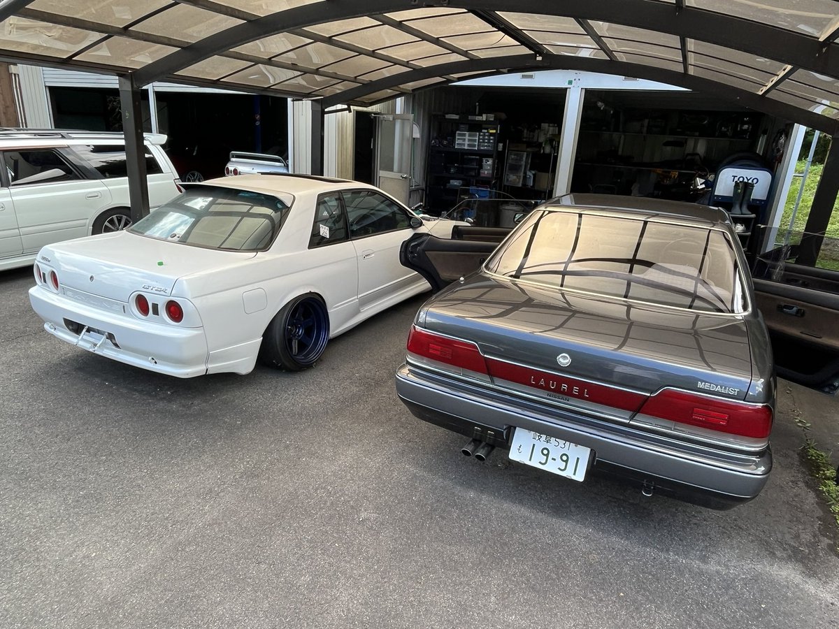 hcbnr32's tweet photo. 今日は天気が良かったので、普段シートを被せているステージアと32とシルビアを洗ってあげました☺️
長年コツコツと集めてきた甲斐もあり、今のところ総額423万なんです…🫢

車は癒しだなー☺️

最近味わってないな…

サンルーーーーーーフ！！！

#BNR32
#HCR32
#HC33
#WGC34
#PS13
#RPS13 https://t.co/9FAeFVFl3z